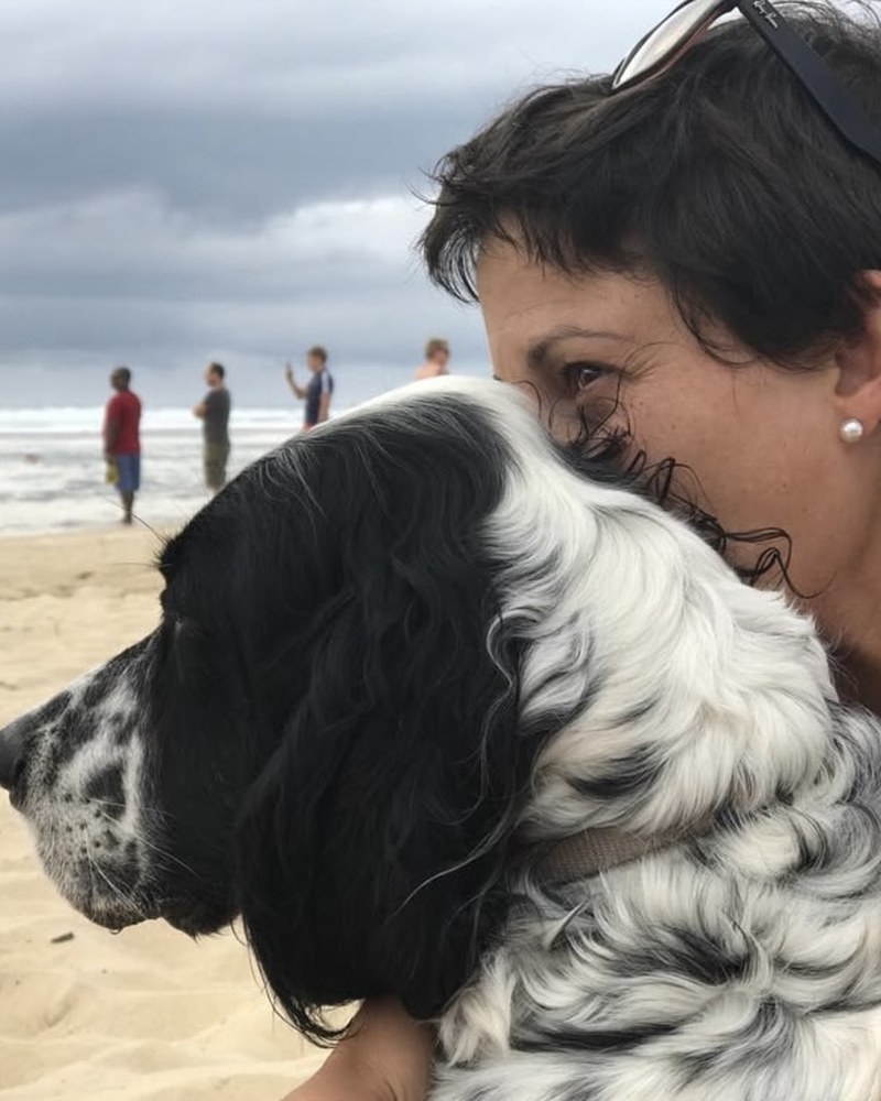 Aitziber Larrazabal, veterinaria, con su perro